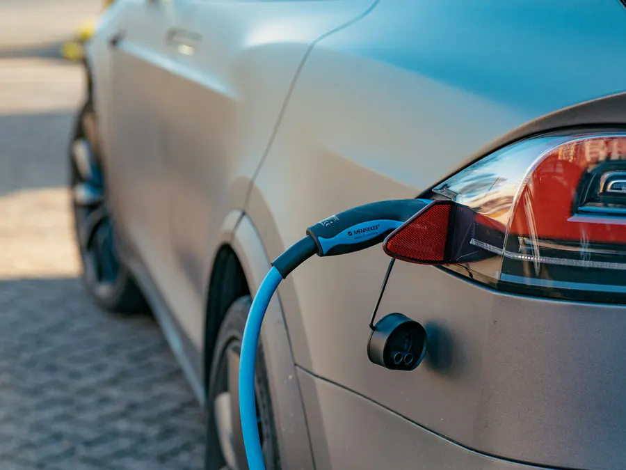 Voor: elektrische auto aan de laadkabel